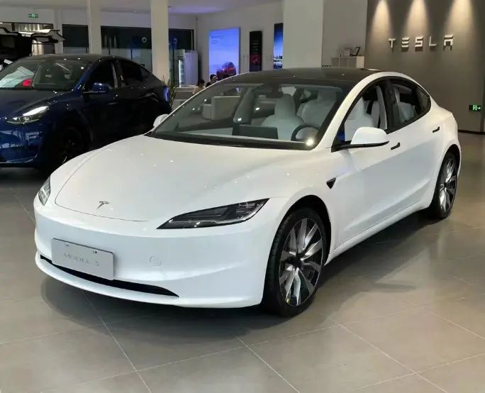 特斯拉Model 3评测：外观运动，内饰简单，智能化程度较高