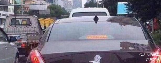 被车主“玩坏”的车标，网友：就佩服这些“神仙”操作,
